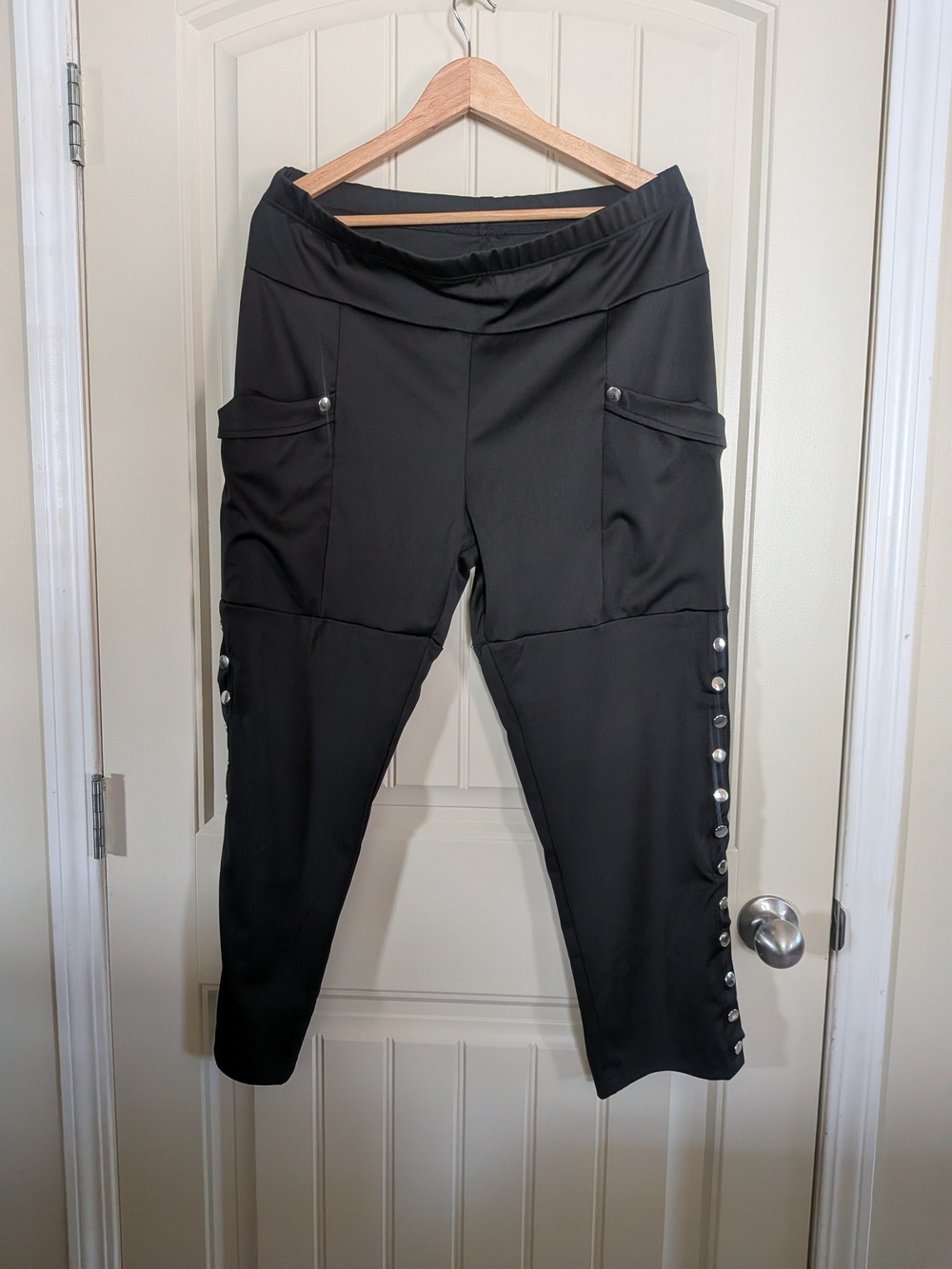 NWOT Black Snap-Panel Leggings With Pockets